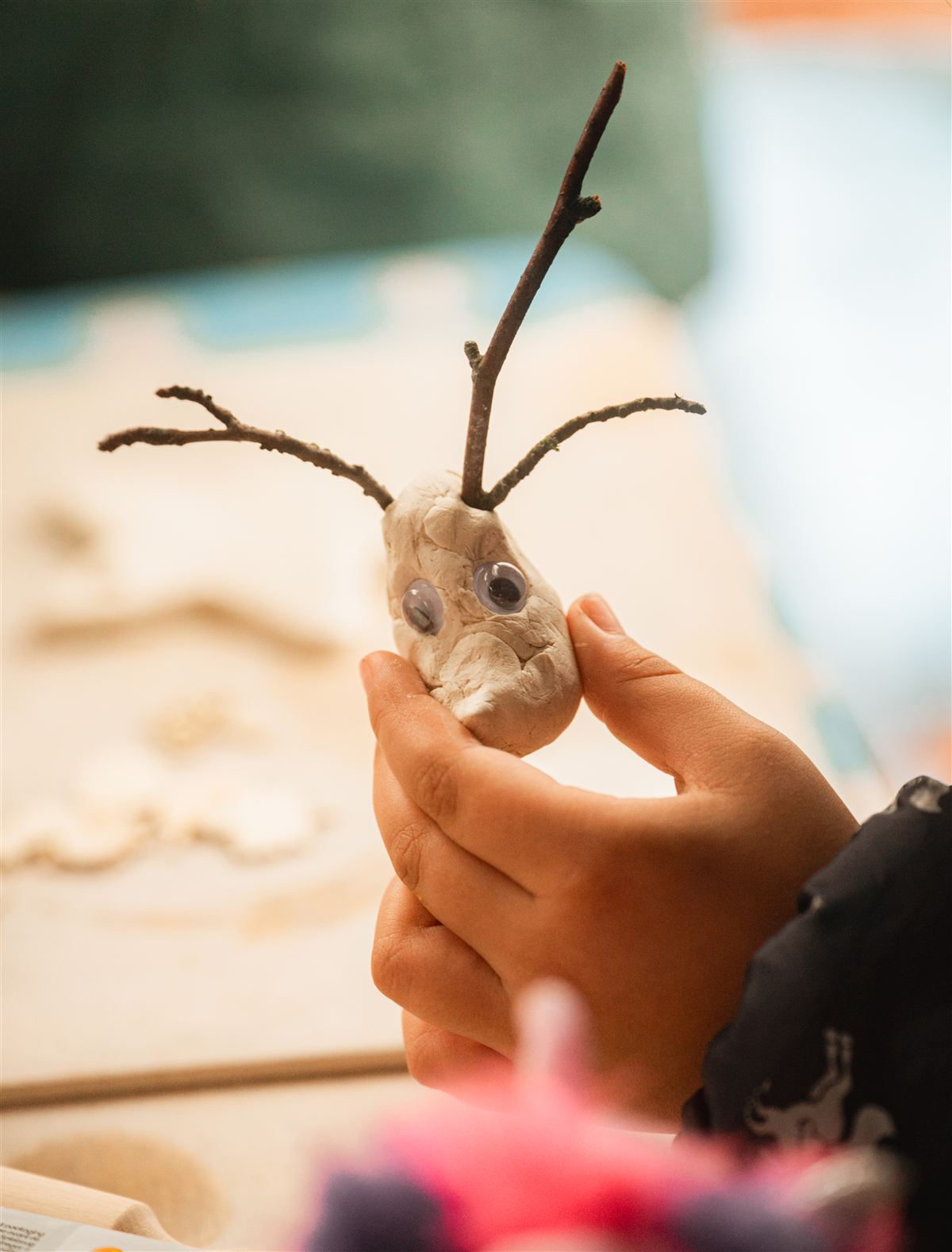 Enfant créant avec des éléments naturels