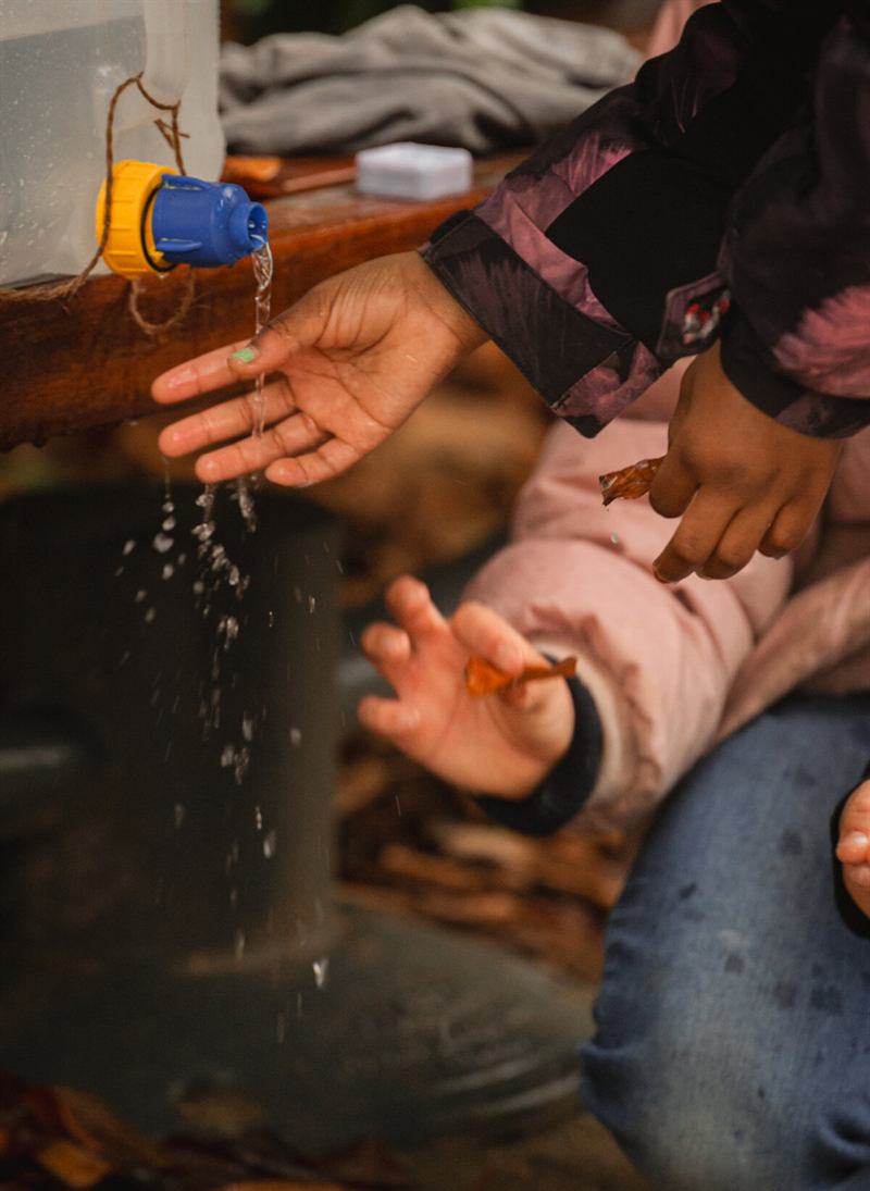 Jeux d'eau lors d'un atelier sensoriel en plein air