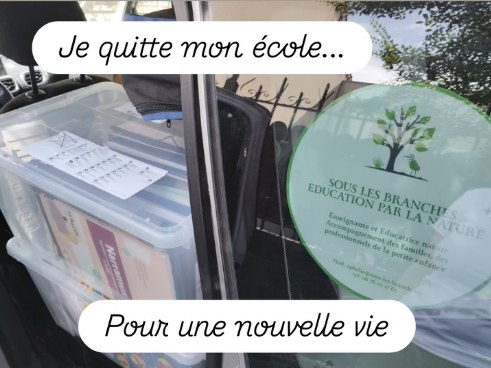 Cartons de matériel scolaire chargés dans le coffre d'une voiture, avec l'autocollant Sous les Branches, éducation par la nature, collé sur la vitre